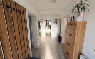MOBILAT-UTILAT, 3 CAMERE, CURTE SPATOASA - Poză 1