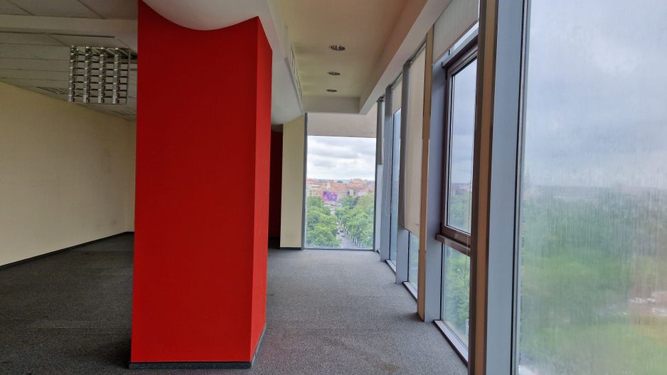 Spatiu in cladire de birouri - Poză 4