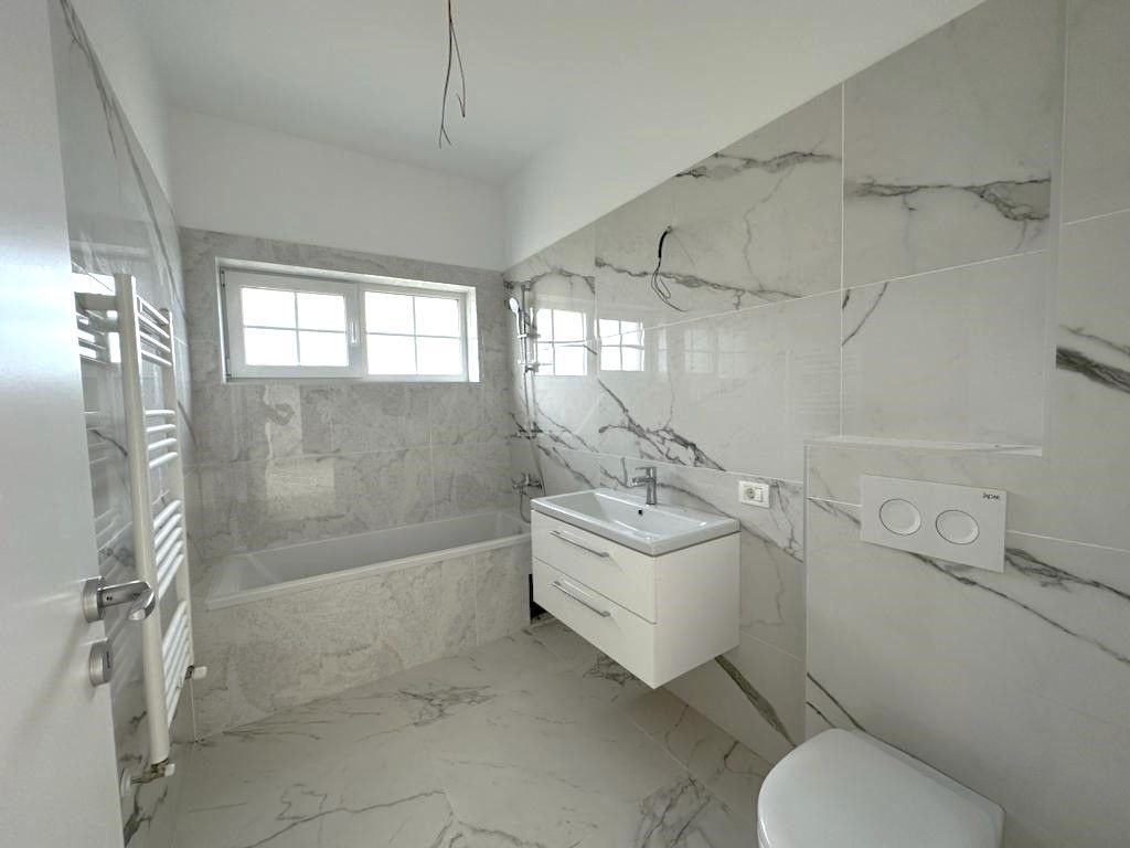 Etaj 1. Bloc la asfalt. Balcon mare. Loc de parcare. - Poză 5