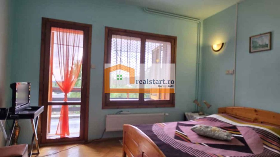 Vedere padure, panouri solare si fotovoltaice, pompa de caldura,  semineu - Poză 30