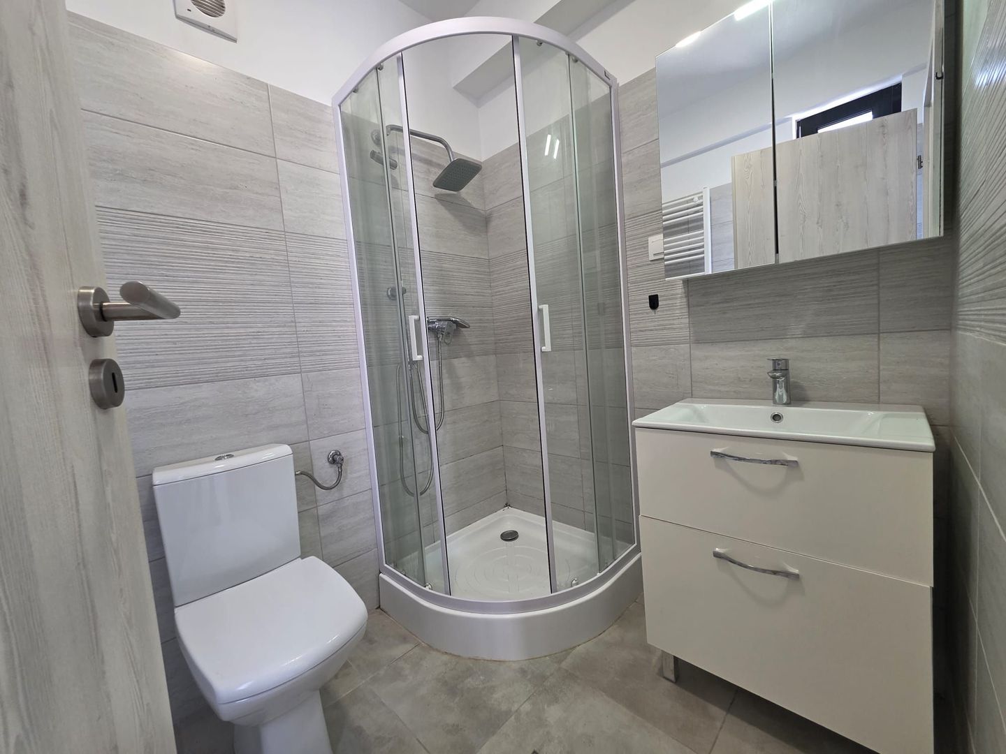 Apartament 3 camere parter si curte 45m  de inchirat Rond OMV Pipera - Poză 9