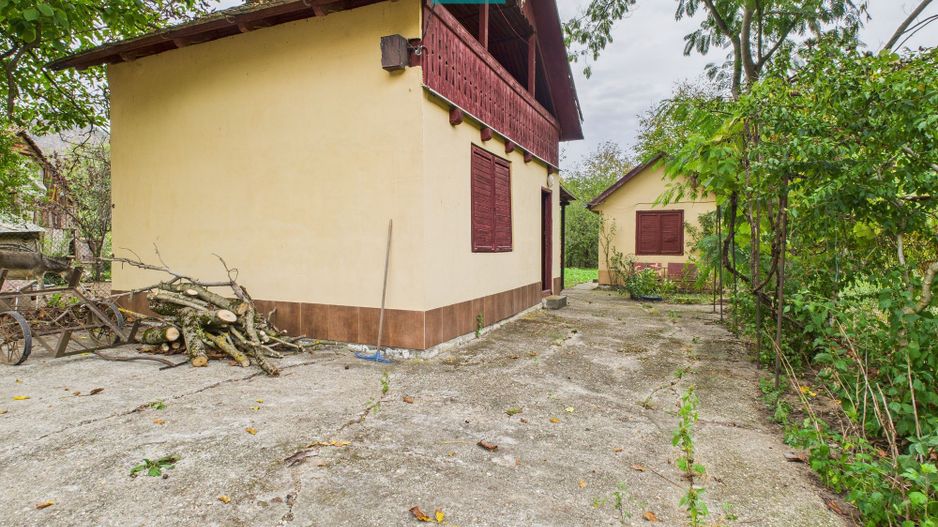 Casă de vacanță cu teren  în Lipova - Poză 1