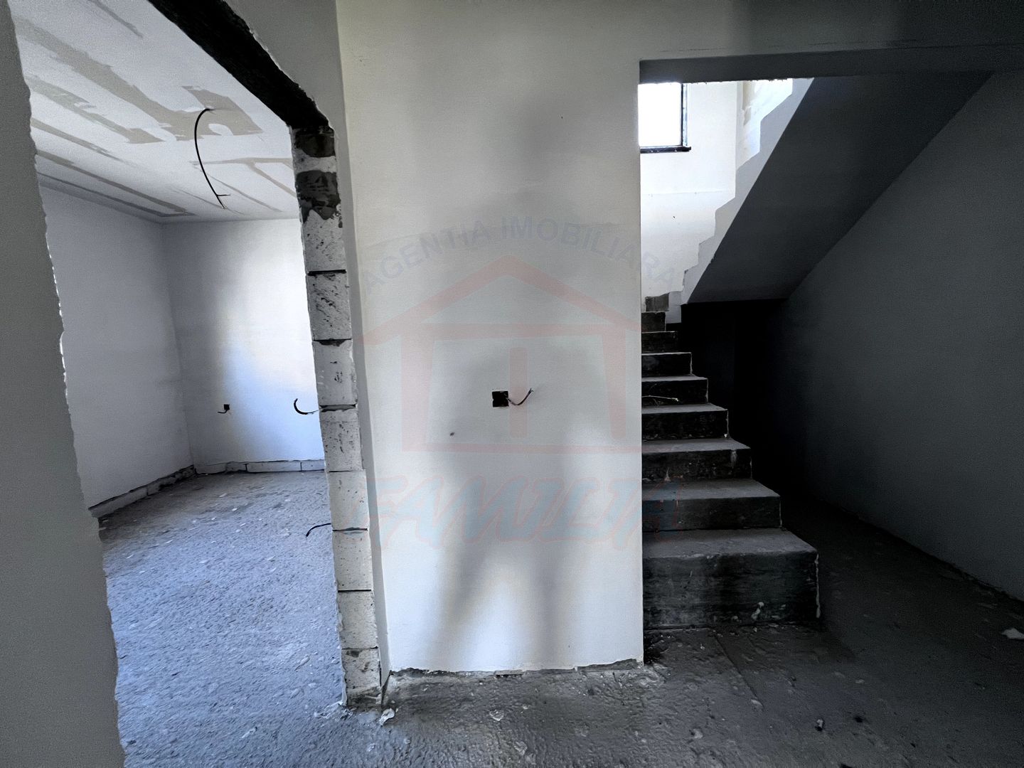 Vanzare casa P+M in Sendreni( in spatele Primariei), pret 99 000 euro - Poză 23