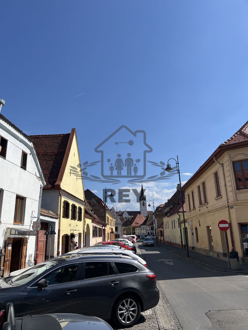 Patru spatii comerciale + locuinta + teren construibil / zona Centrala - Poză 1