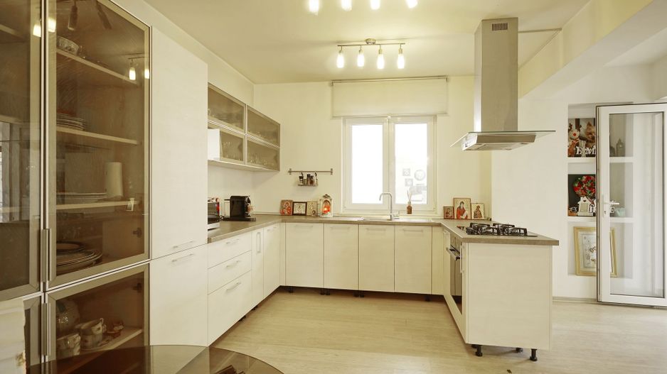 Brancoveanu  P+2, 8 cam, 6 dormitoare, 6 bai, 3 garaje teren 650 mp - Poză 16