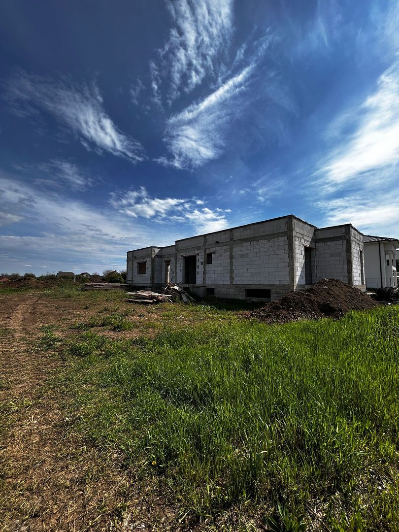 Casa la rosu de vanzare in Alba Iulia - Poză 1