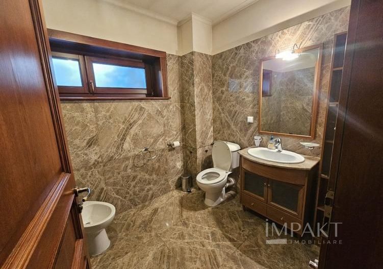 Inchiriez casa in cartier Gruia, pretabil locuinta, sediu firma, clinica, etc - Poză 8