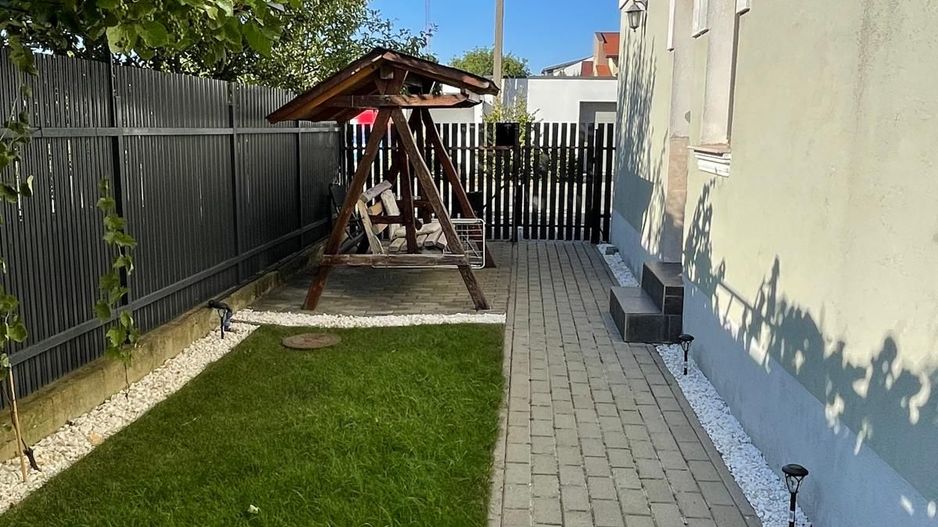 Apartament cu 2 camere, curte și loc de parcare - Poză 1