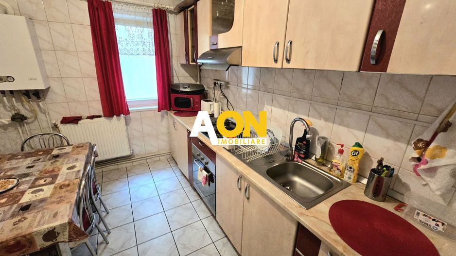 Apartament cu 3 Camere, Etaj Intermediar, Lift, Zonă Ultracentrală - Poză 1