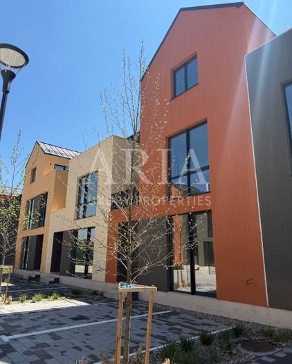 VILA MODERNA IN COMPLEX PRIVAT - Poză 1