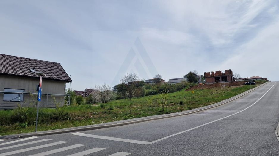 Teren intravilan 517 mp cu utiliati la drum principal in zona Tilisca - Poză 1