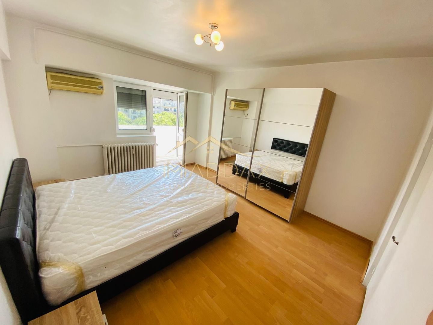 Apartament spațios cu 4 camere, vedere spectaculoasă către Palatul Parlamentului - Poză 14