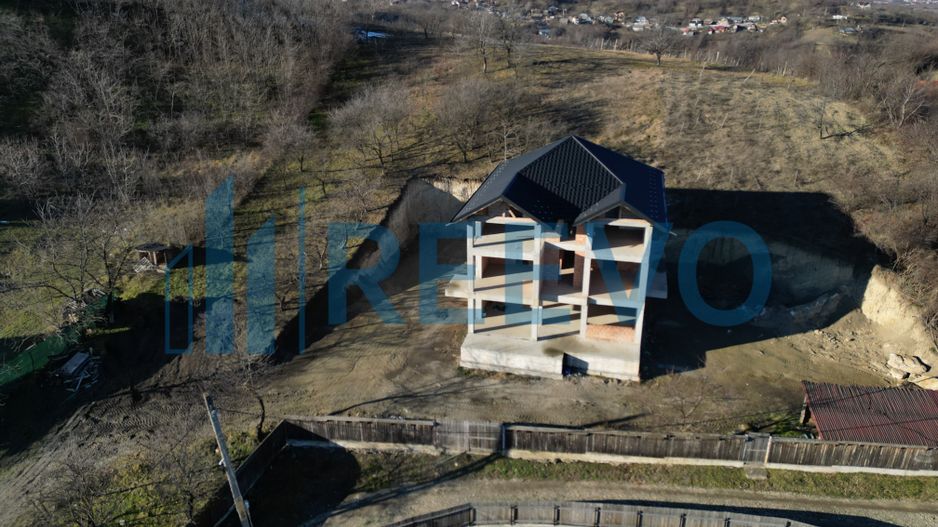 Pensiune/Vilă la roșu P+E+M în Sărata - Poză 3