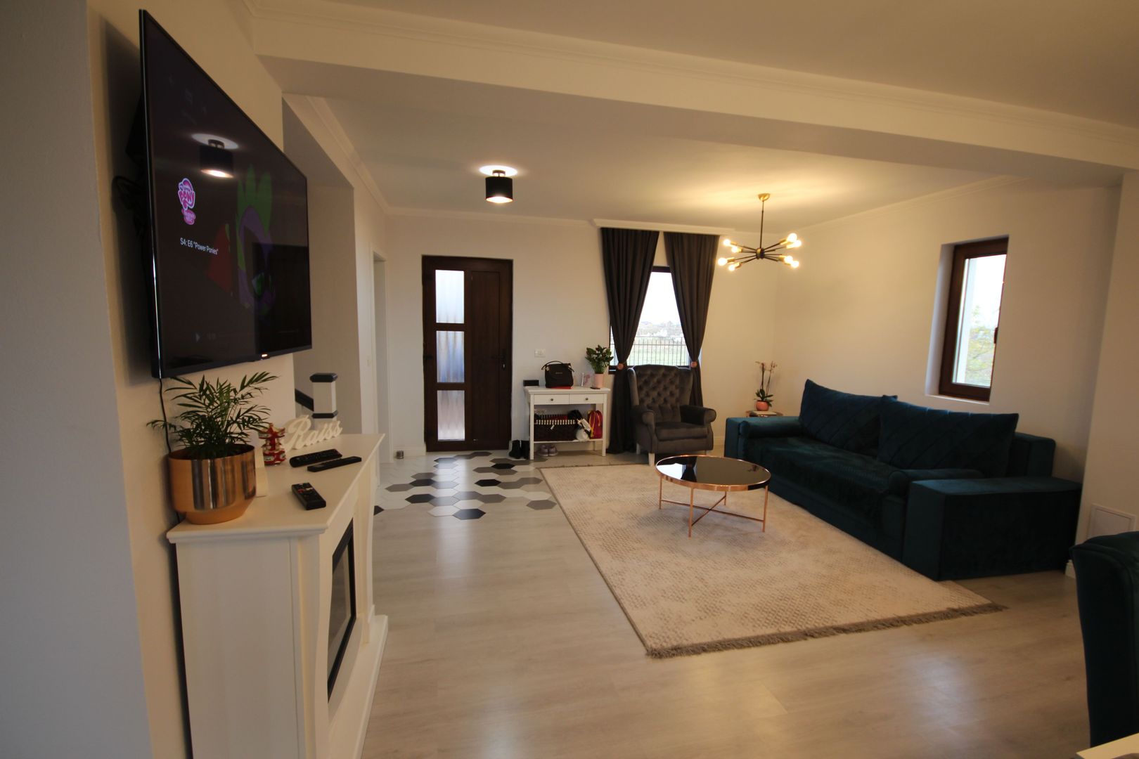 Modern si primitor - Poză 2