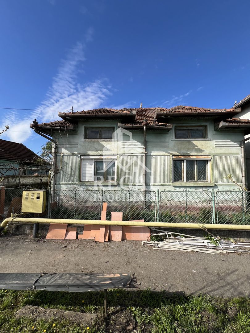 Casă de vânzare în Călanul Mic –  2 clădiri, curte, grădină, garaj - Poză 1