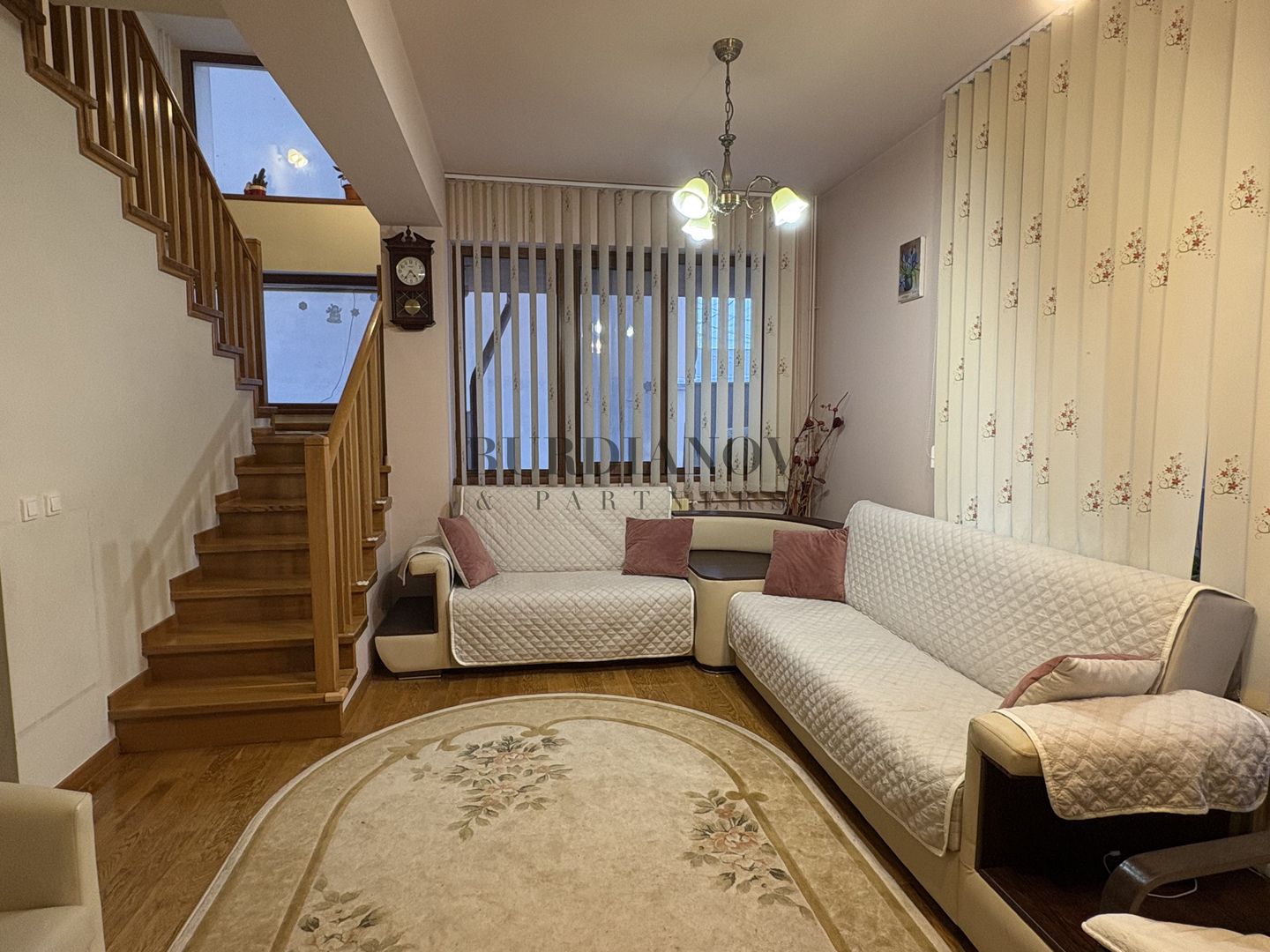 Casă cu 4  camere de închiriat - Vitan - Poză 1