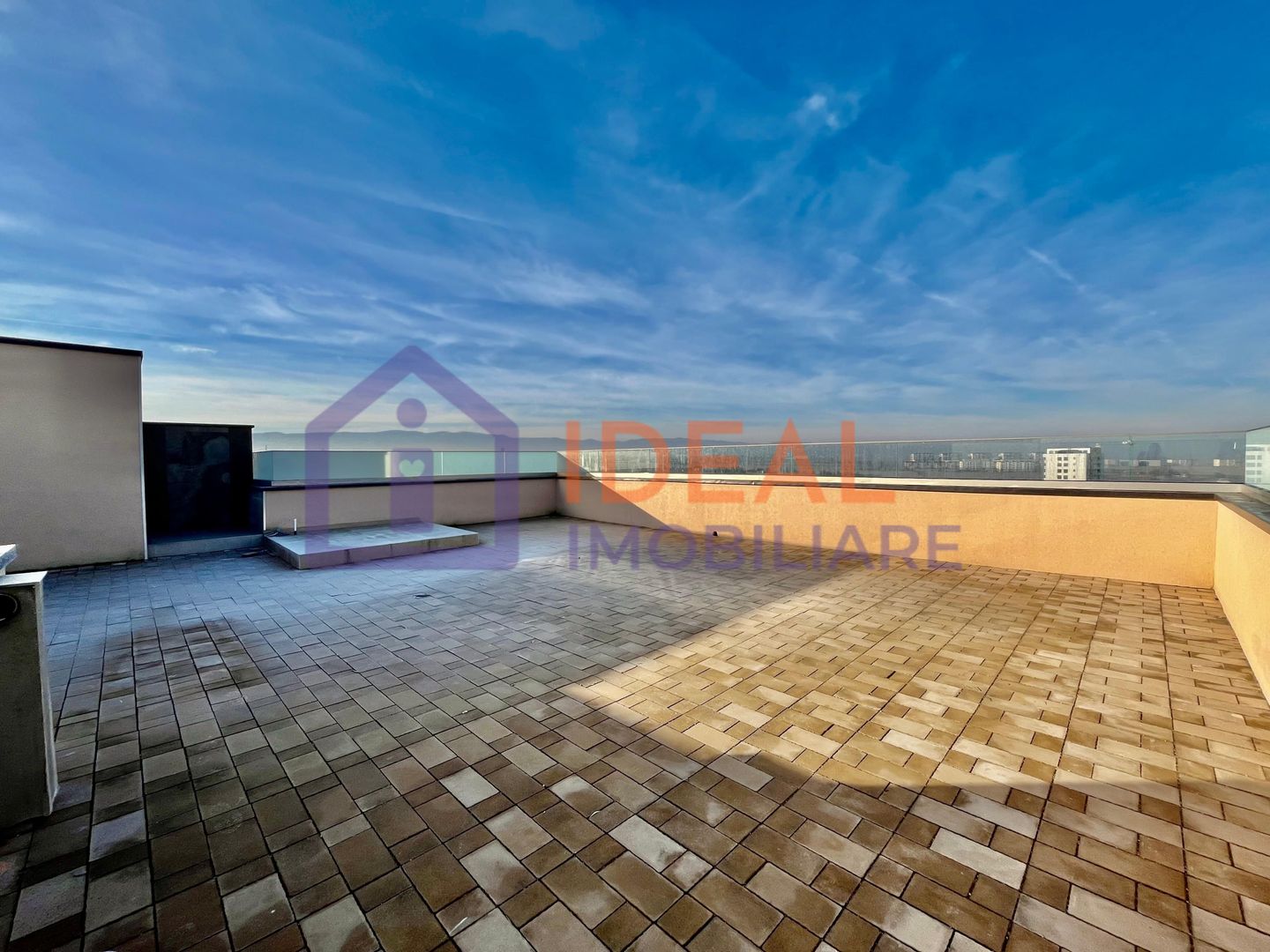 Penthouse cu 3 camere LA CHEIE, cu terase de 200mpu, zona Calea Surii Mici - Poză 2