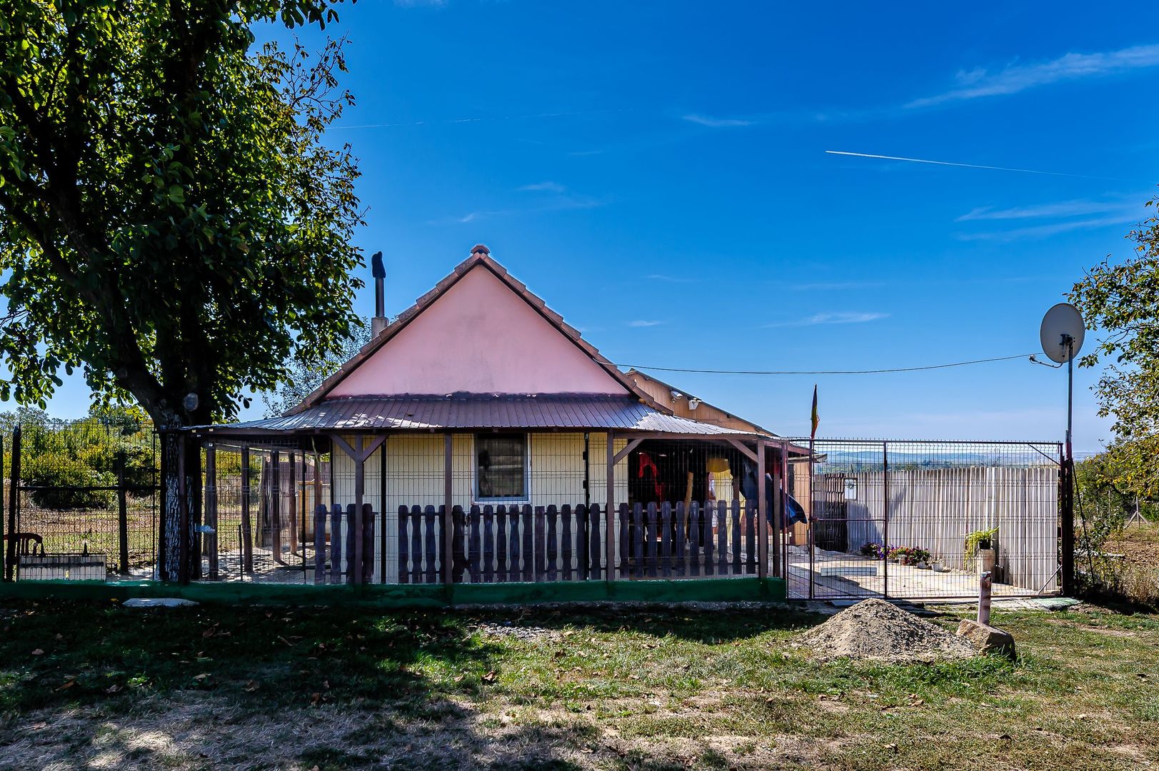 Casă cu teren generos și priveliște panoramică – Lipova - Poză 1