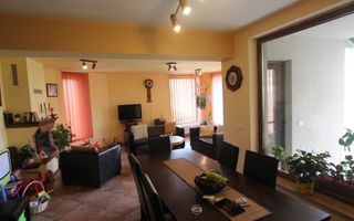 Casă / Vilă cu 9 camere de vânzare în zona Bogdanestilor - Poză 1