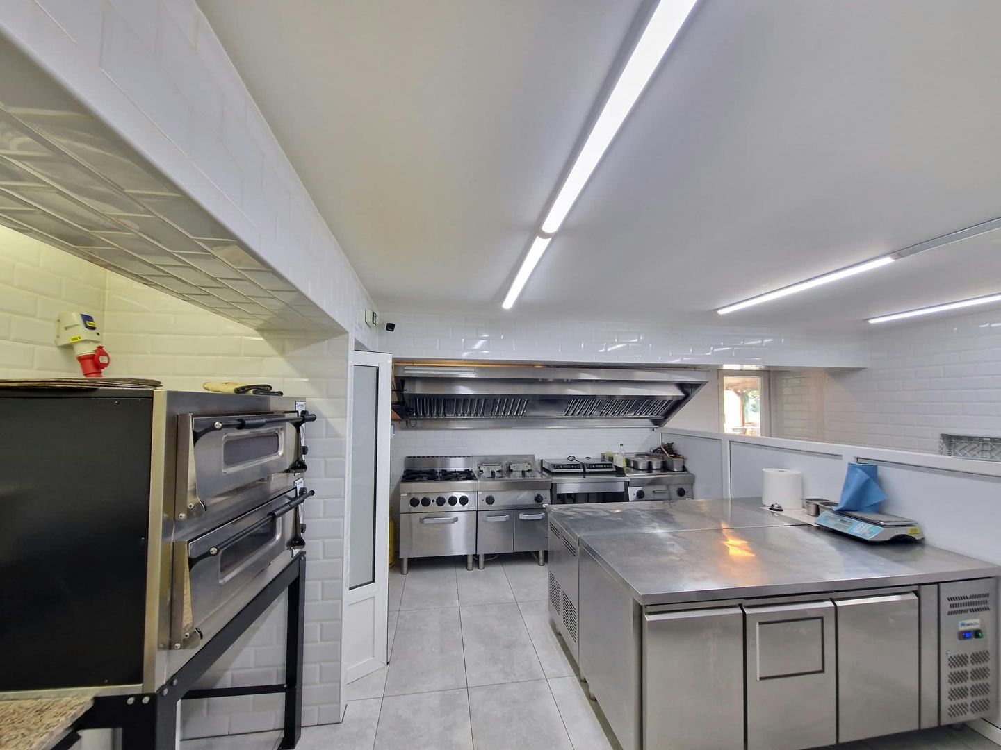 Afacere la cheie pe Strandul Neptun: restaurant, terasa, sala de evenimente - Poză 17