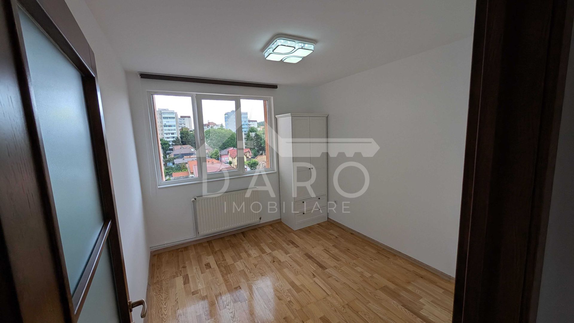 🏡 Apartament de închiriat – 3 camere decomandat - Poză 3