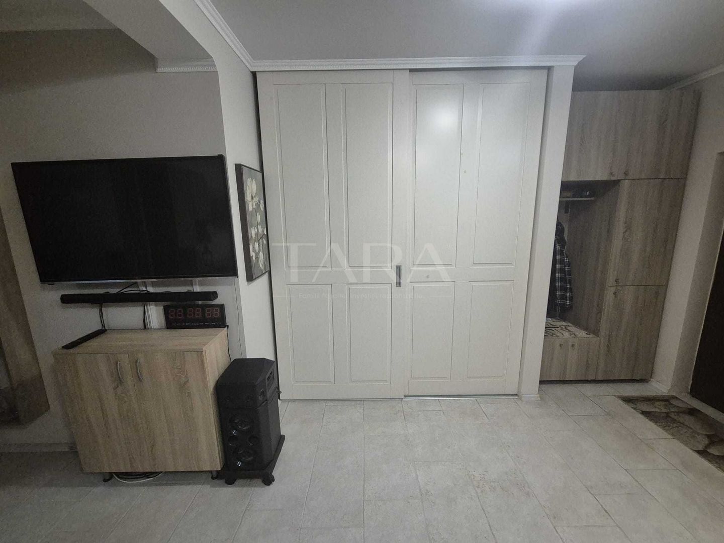 Apartament 2 camere, finisat si mobilat, loc de parcare. - Poză 3