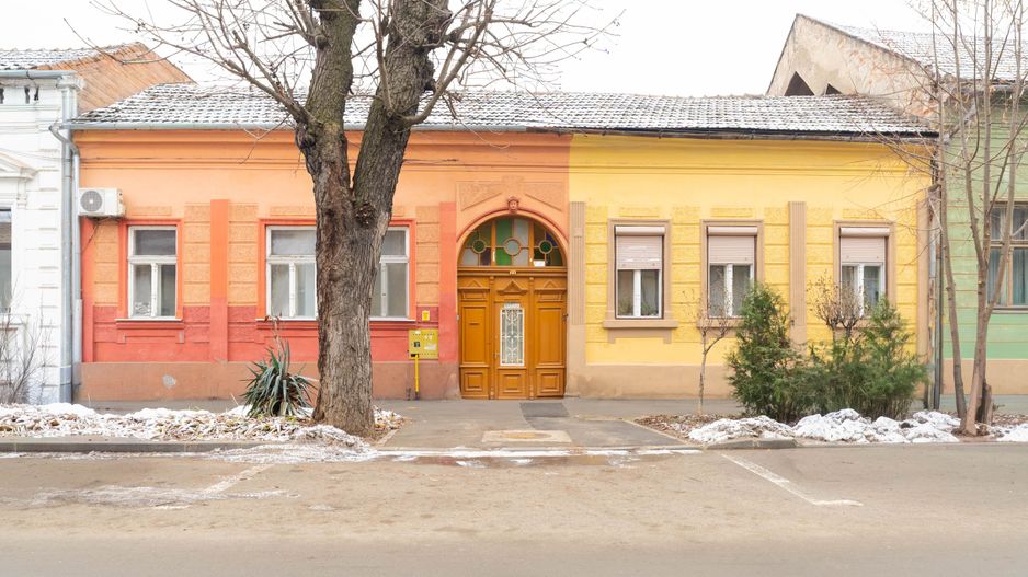 PRET NOU! Apartament la casă, ultracentral– curte proprie și garaj - Poză 1