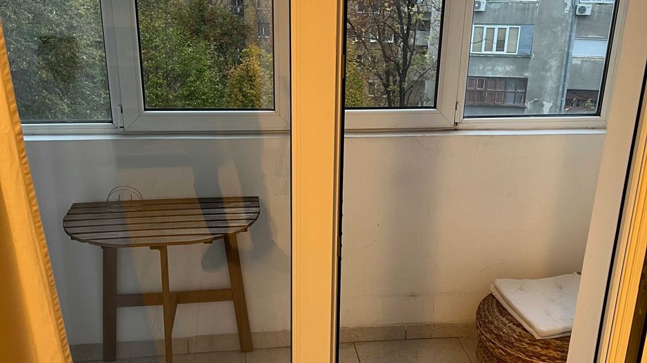 Apartament superb 2 camere, de închiriat, Piața Romană, balcon, vedere spre parc - Poză 6