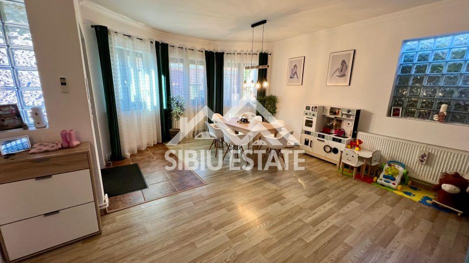 Casa moderna, spațioasa, curte generoasa pe un nivel în Sura Mare - Poză 9