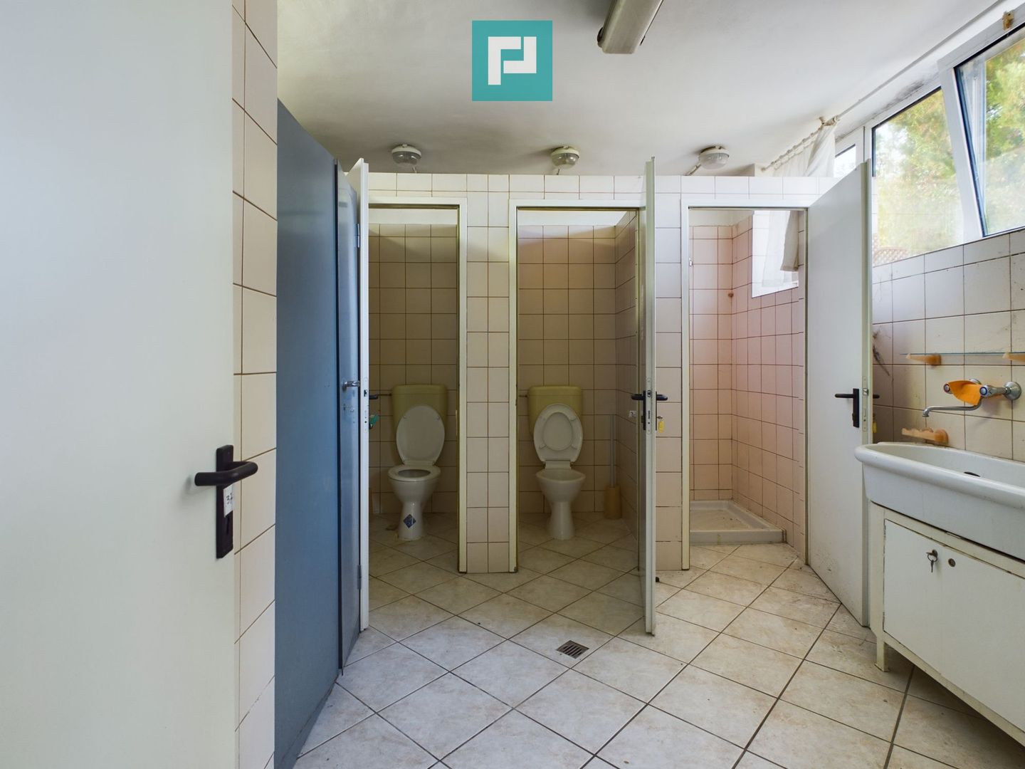 Spațiu industrial cu platformă betonată și teren - Poză 14