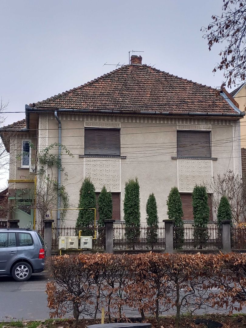 Casă cu etaj cu două apartamente separate - Poză 1