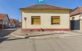 Casă din cărămidă cu teren 639 mp, Lipova - Poză 1