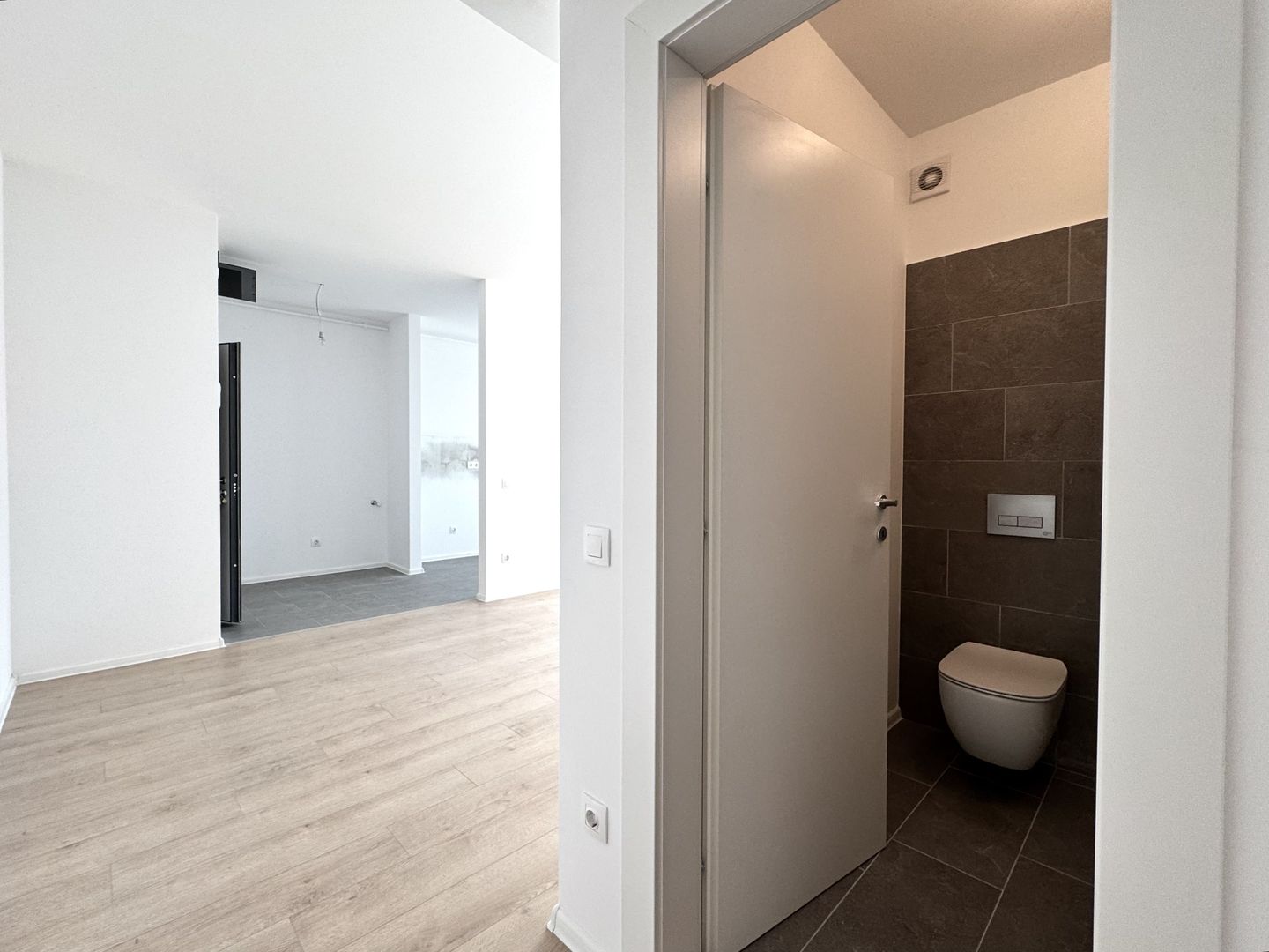 3 camere. Dormitor matrimonial cu baie en-suite. 83 mp Utili. - Poză 4