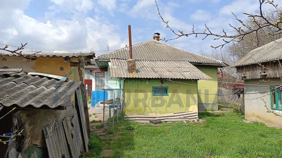 Casă tradițională cu teren generos în Oțeleni, județul Iași - Poză 4