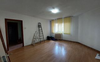 Apartament cu 3 camere - Necesită renovare completă, oportunitate pentru investitori! - Poză 1