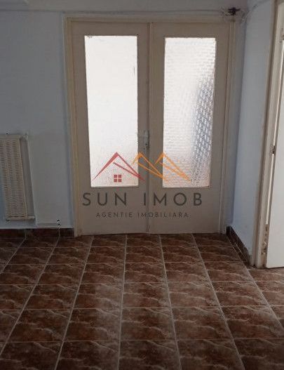 Apartament 3 camere, decomandat, ultracentral, Campina, Prahova - Poză 3
