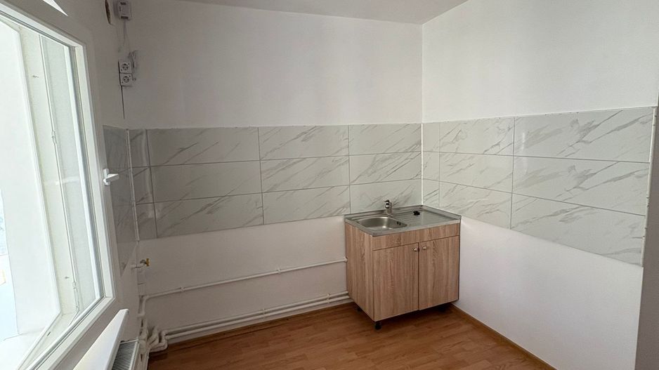 De inchiriat apartament cu 2 camere nemobilat, I. C. Frimu, etaj 3, 300 Eur - Poză 2