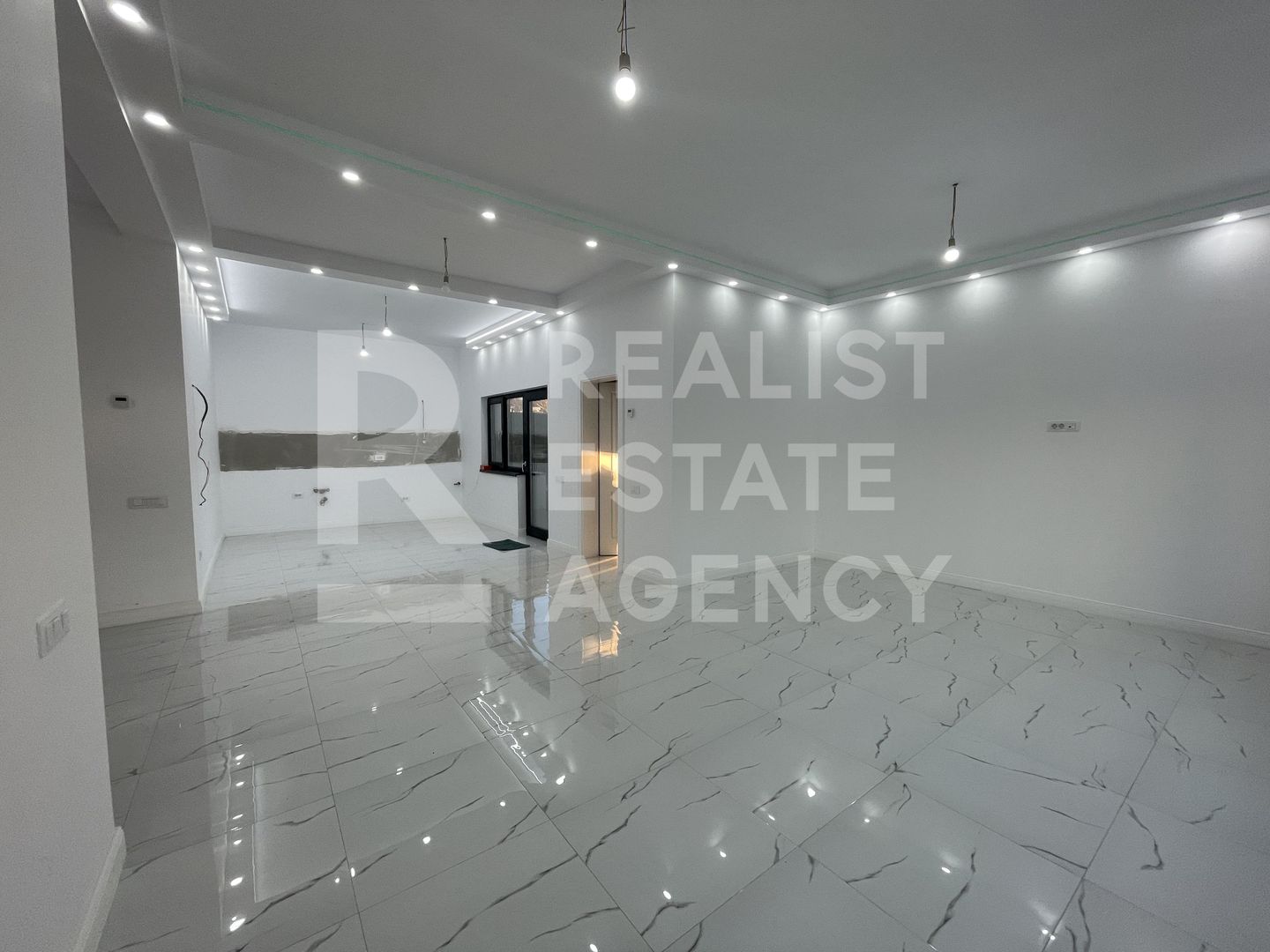 Vânzare, casă, 4 camere, 100 mp utili, teren 630 mp + garaj - Poză 2