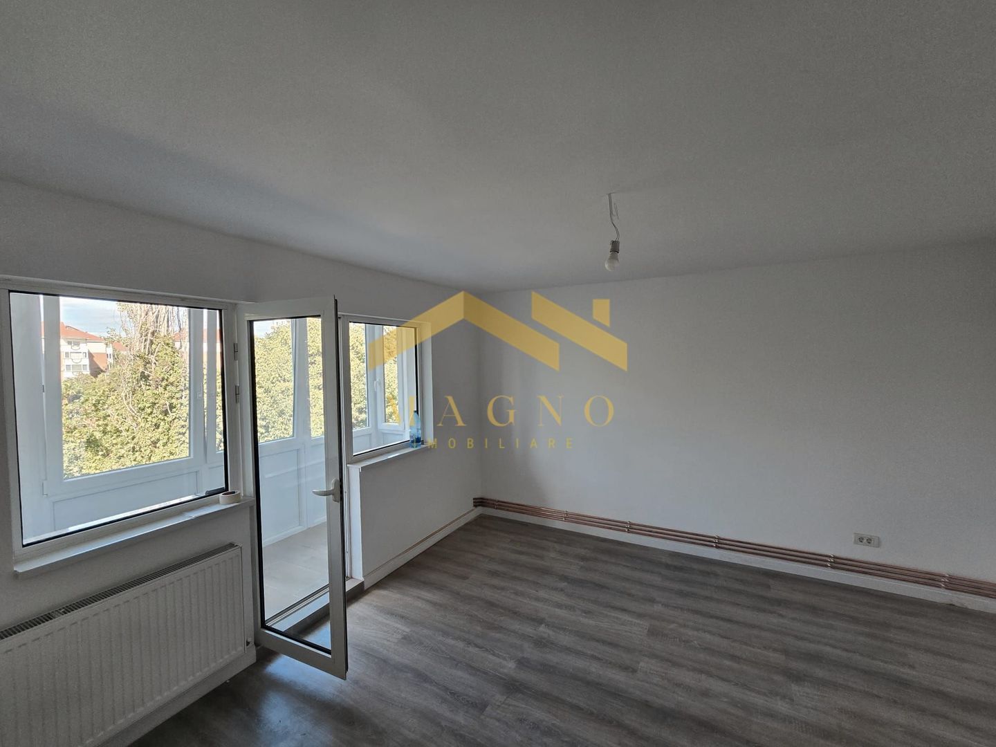 Apartament cu 4 camere de vanzare, Zona Malul Muresului/Praporgescu - Poză 1