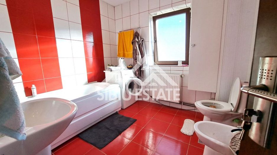 Casa Sibiu cu pivnita si garaj, curte mare - Poză 16