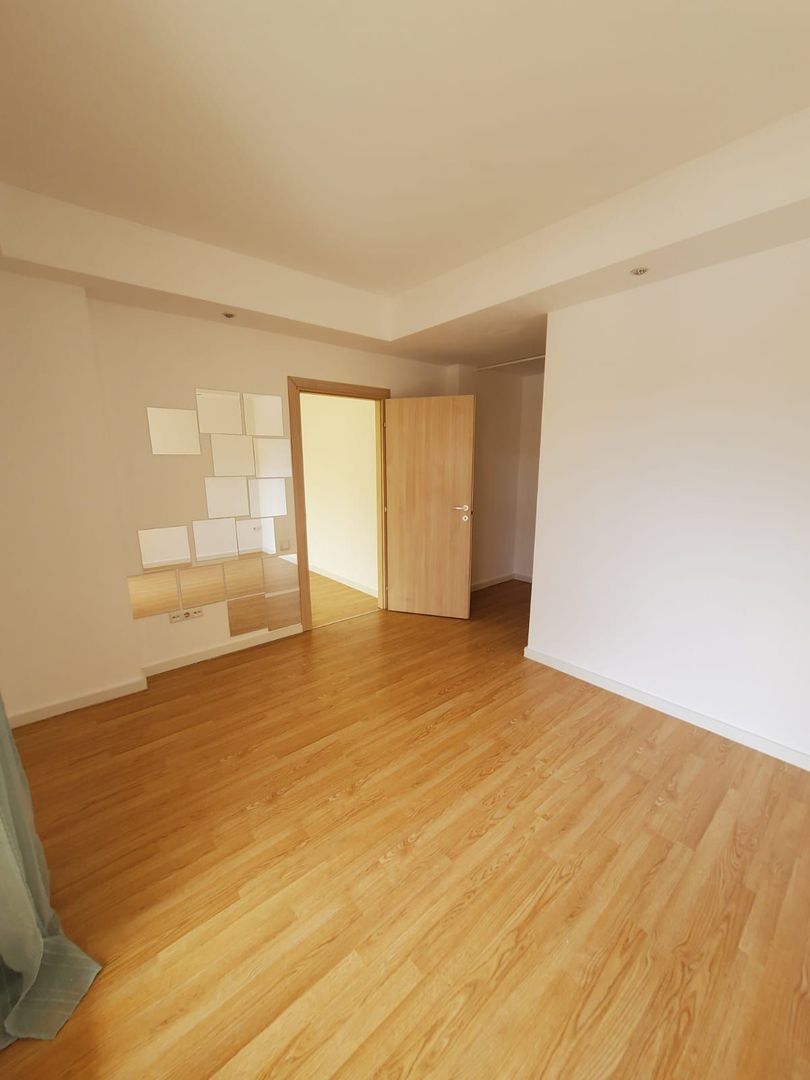 3 CAMERE IN COSMOPOLIS - Poză 8