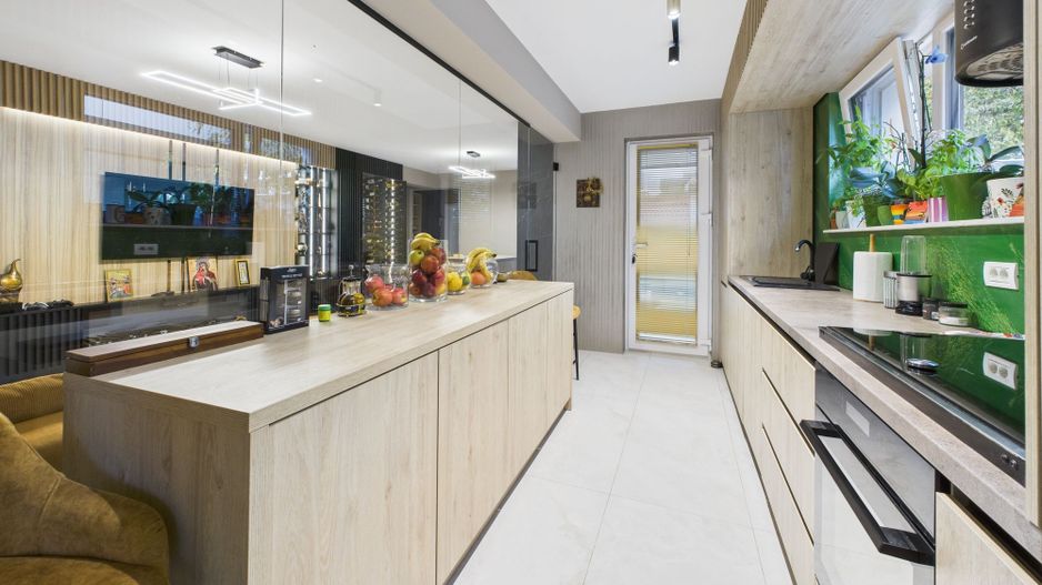 Casă modernă cu 5 camere, 4 băi și terasă închisă – Otopeni, central - Poză 14