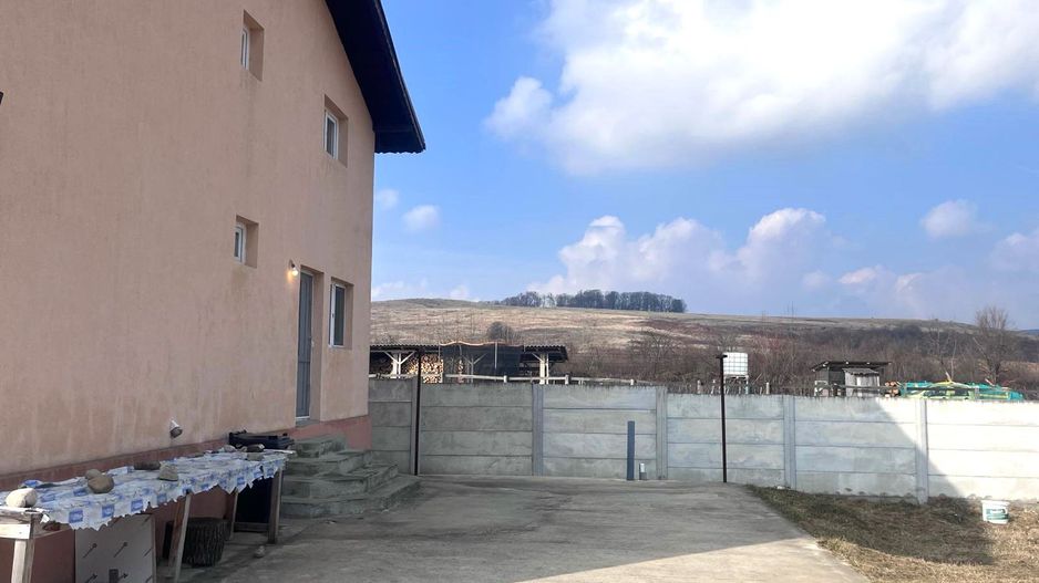 Priveliste frumoasa! Vanzare casa cu 3 camere in Sotanga! - Poză 4