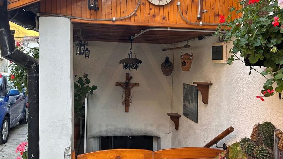 Casa 3 camere 73,73 mp parter 2 pivnite si magazie centru Cisnadie - Poză 1