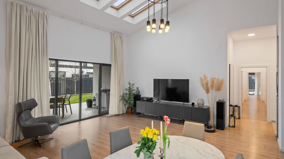 Vila pe parter cu 5 camere  | 655 mp teren | dotata cu panouri solare - Poză 1