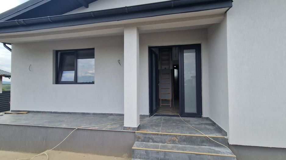 Casa plan parter 3 camere 70 mp/teren 400 mp Ciurbesti 149000 euro - Poză 2