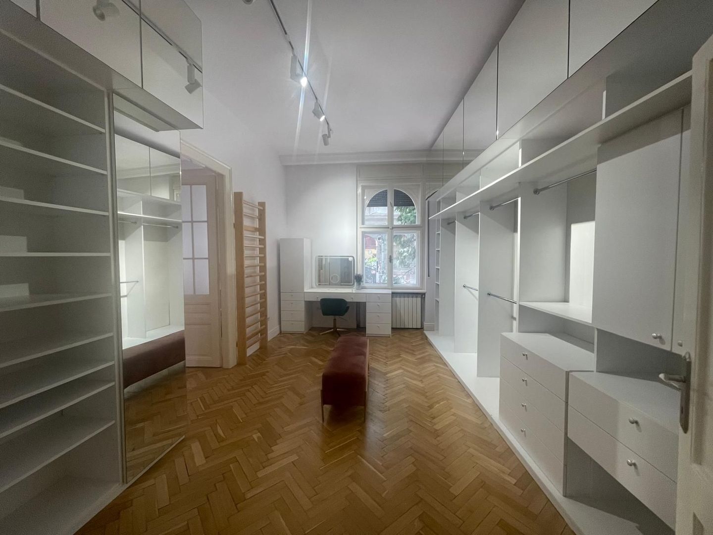 Apartament de lux în inima Oradiei – locație premium lângă Gojdu - Poză 9