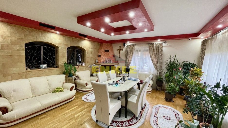 De vânzare casă cu suprafața de 250 mp plus 900 mp teren - Poză 1