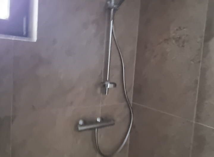 Reședință Modernă cu Finisaje Distinse - Poză 11