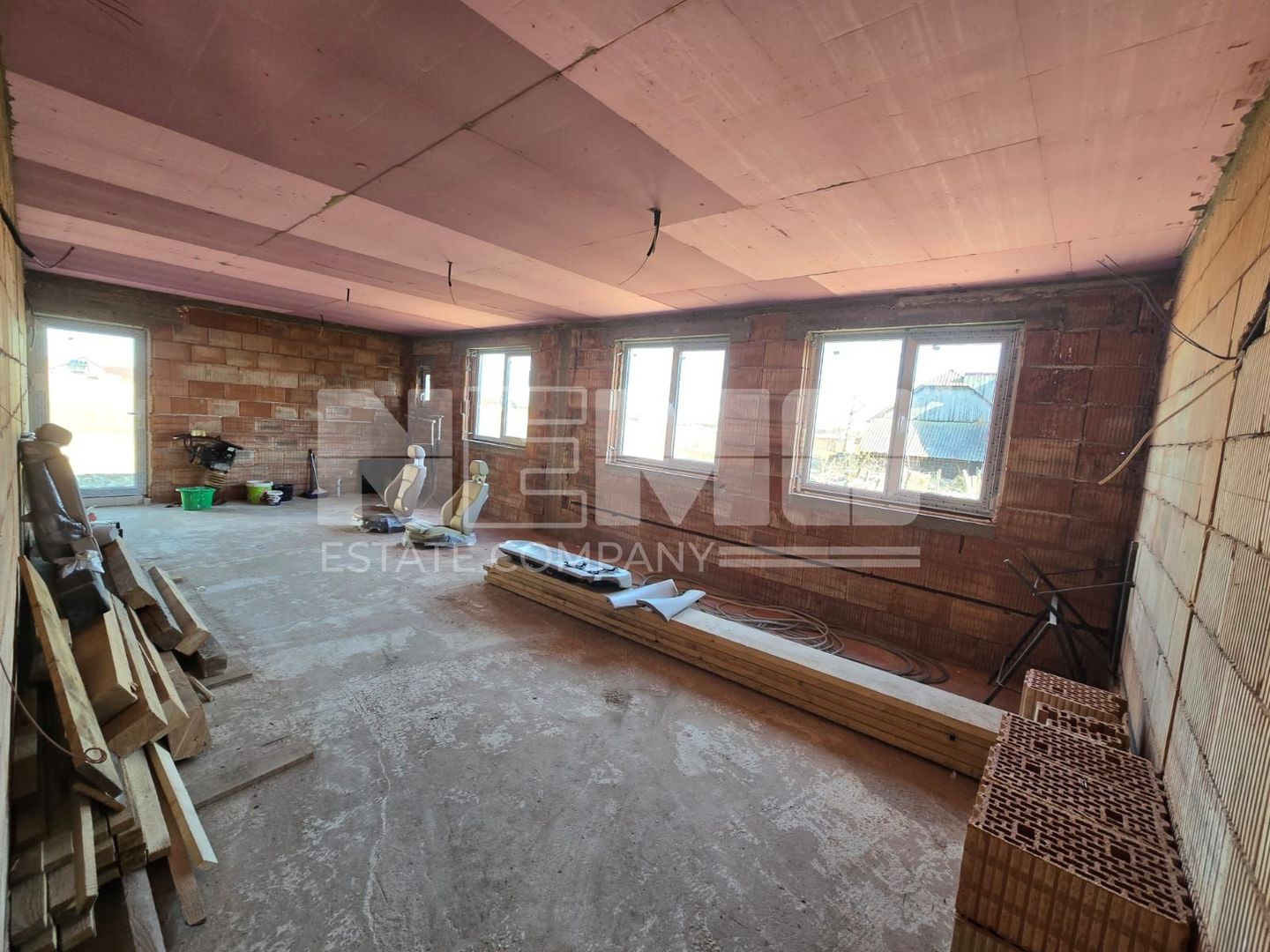 Casă la roșu la 165000 euro I Pe teren de 32 de ari I Măneuți - Poză 4